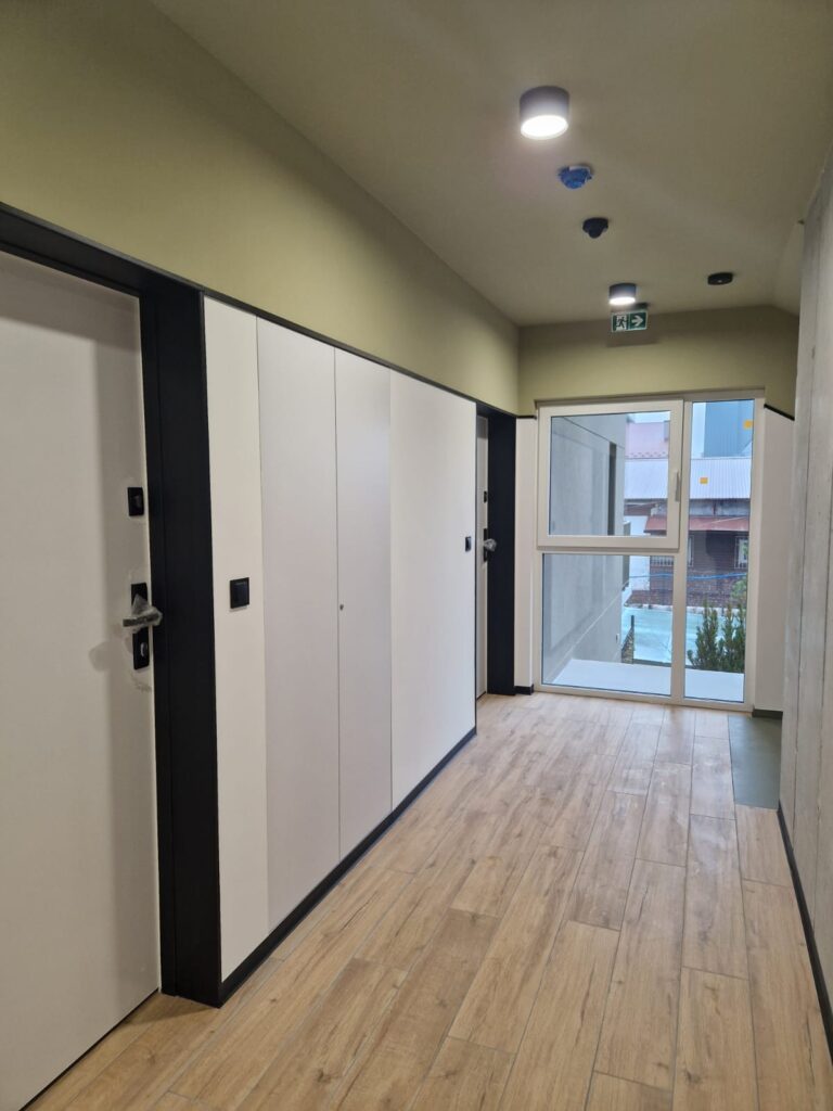 Połowa listopada 2025 r. – budynek pięknie się prezentuje! Wysoki standard wykończenia wyróżnia naszą inwestycję.